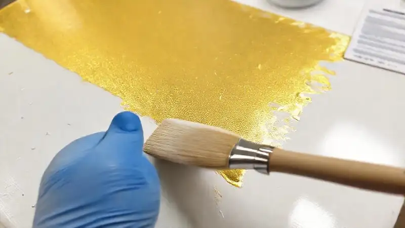 Se aplica oro brillante en el taller