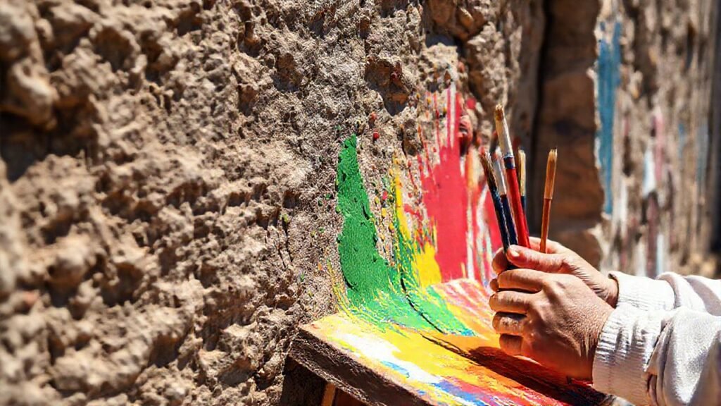 Paredes texturizadas pintan la luz