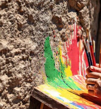 Paredes texturizadas pintan la luz