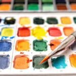 Pinceles y acuarelas crean arte vibrante