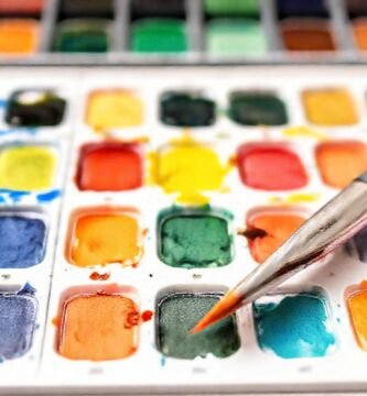 Pinceles y acuarelas crean arte vibrante