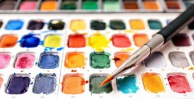 Pinceles y acuarelas crean arte vibrante