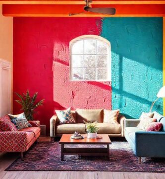 Un salón moderno y alegre con colores vibrantes