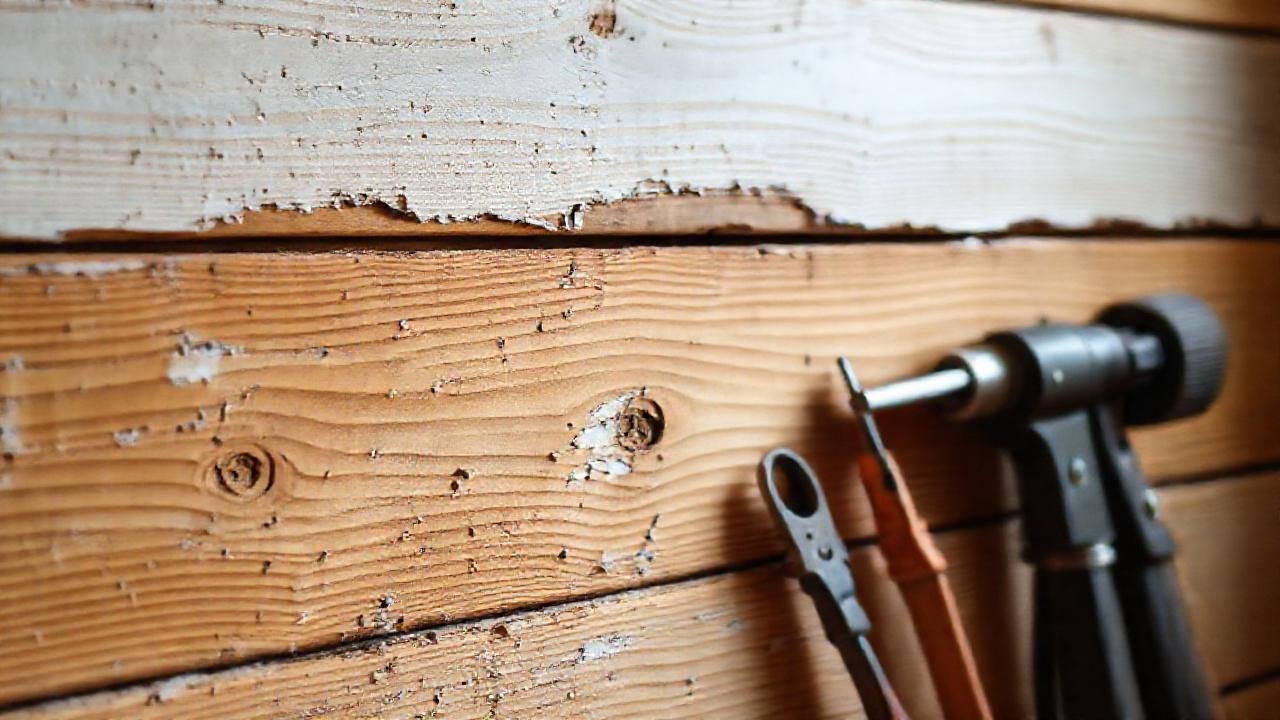 Reparación artesanal de pared de madera