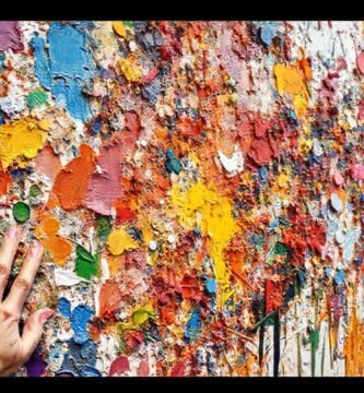 Un mural vibrante y complejo emerge