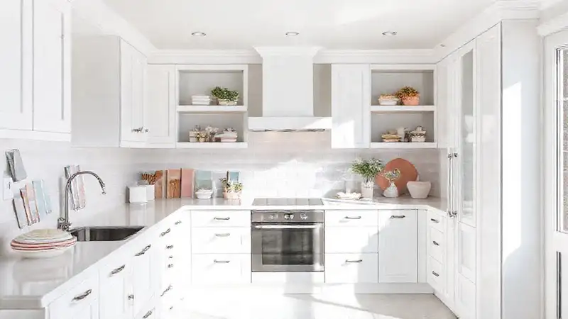 Cocina moderna y luminosa, con tendencia de color