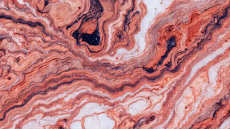 Las vetas de mármol exhiben colores vibrantes