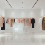Una boutique minimalista y luminosa seduce