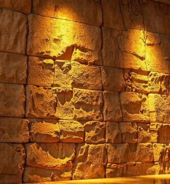 Muro de piedra esculpido