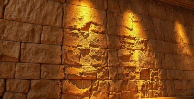 Muro de piedra esculpido