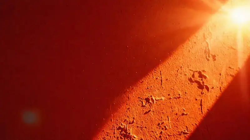 Paredes de terracota brillan con luz cálida