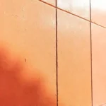 Pared moderna refleja colores vibrantes
