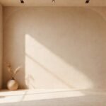 Paredes neutras crean un espacio sereno