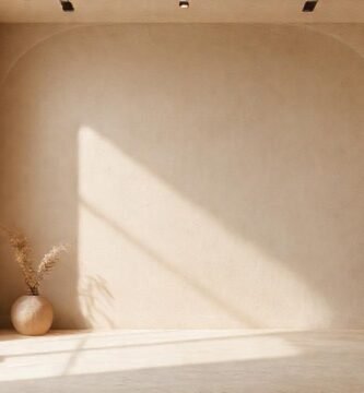 Paredes neutras crean un espacio sereno
