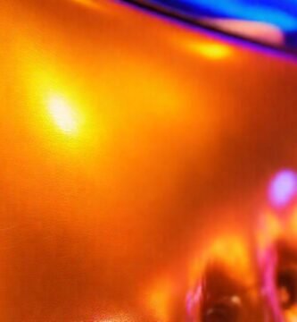 Superficies metálicas y colores vibrantes crean elegancia