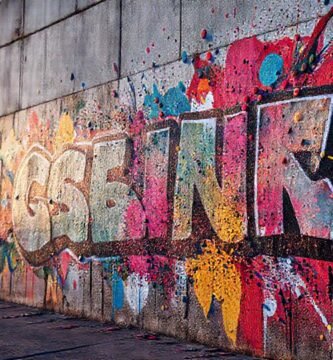 Graffiti urbano explode con colores vibrantes
