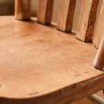 Silla rústica con textura de pintura