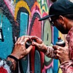 Artista callejero pinta mural vibrante