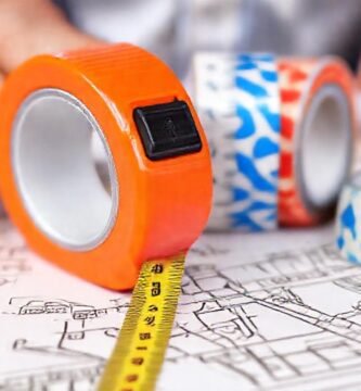 El trabajador mide con precisión planos