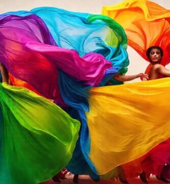 Vestidos coloridos y estilizados en estudio