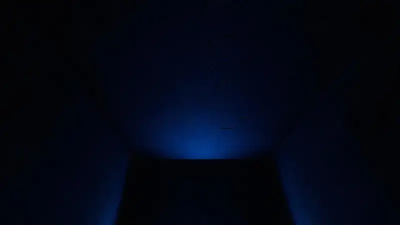Un espacio azul oscuro y dramático