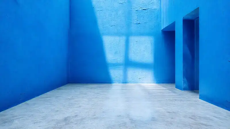 Un zócalo azul transmite calma minimalista