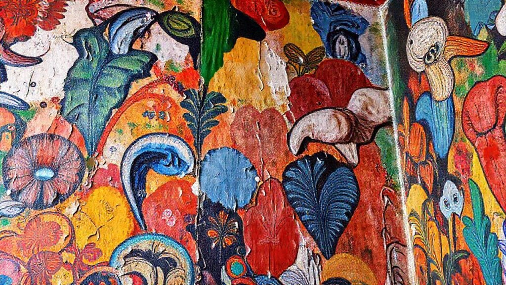 Un mural vibrante embellece el interior