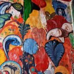 Un mural vibrante embellece el interior