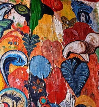 Un mural vibrante embellece el interior