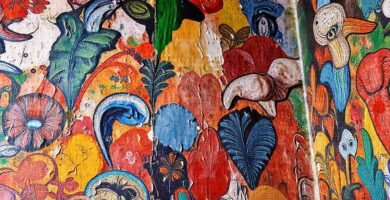 Un mural vibrante embellece el interior