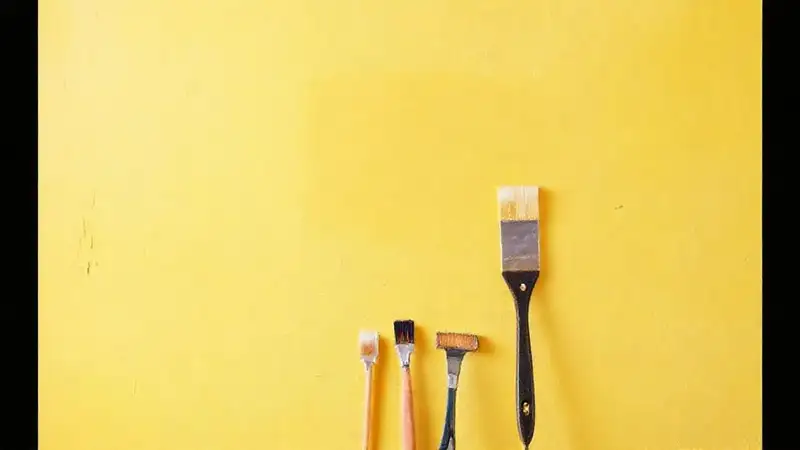 El pintor crea una pared amarilla brillante