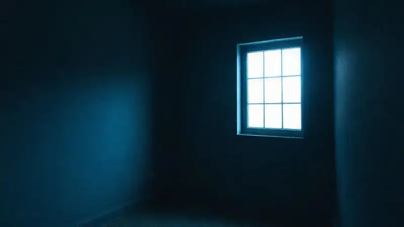 Una habitación triste se abre a la luz