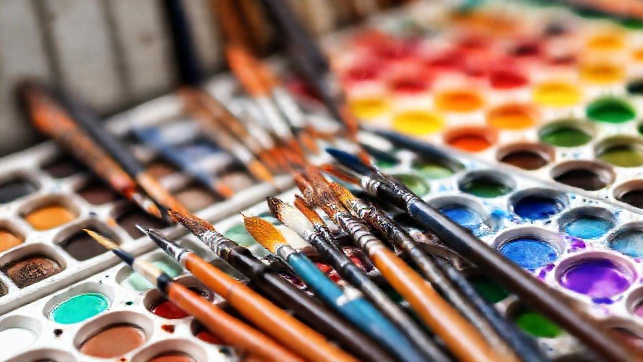 Pinceles y colores crean arte