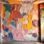 Un mural colorido y acogedor ilumina la habitación