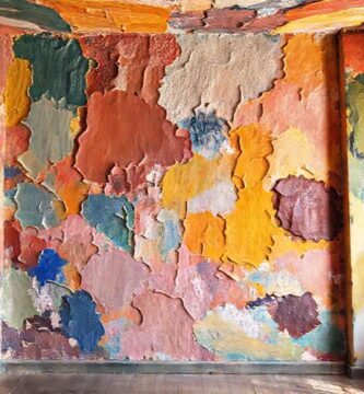 Un mural colorido y acogedor ilumina la habitación