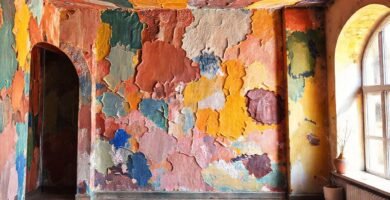 Un mural colorido y acogedor ilumina la habitación