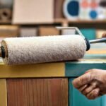 Un artesano pinta muebles con detalle