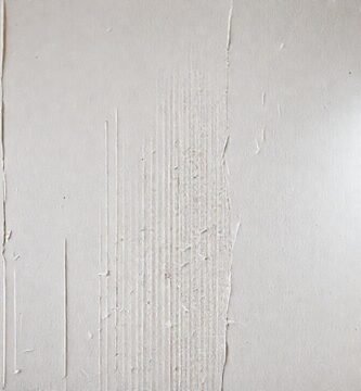 Un propietario frustrado arregla una pared húmeda