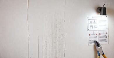 Un propietario frustrado arregla una pared húmeda