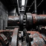 Un ambiente industrial y sombrío