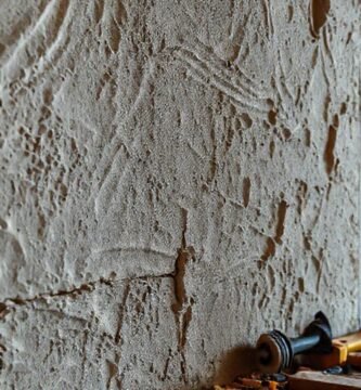 Un albañil confuso examina una pared imperfecta
