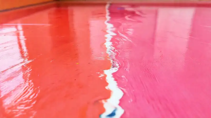 Piso pintado: textura, color, y contraste