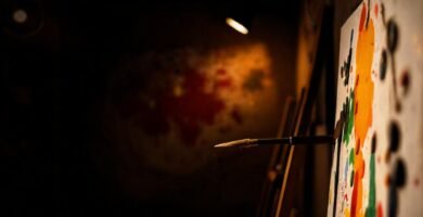 Un artista feliz pinta con luz cálida