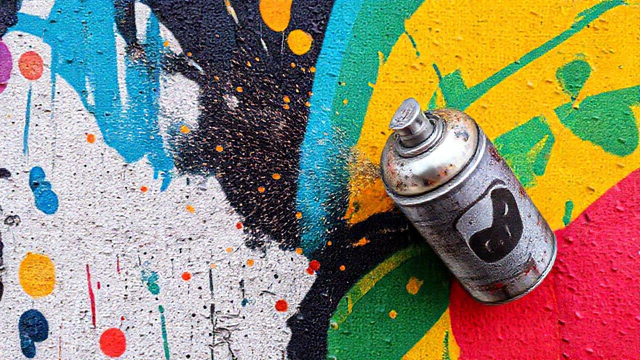 Un aerosol crea murales coloridos y texturizados