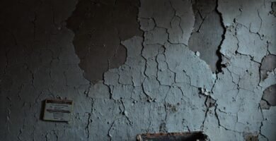 Un pintor frustrado enfrenta una pared dañada