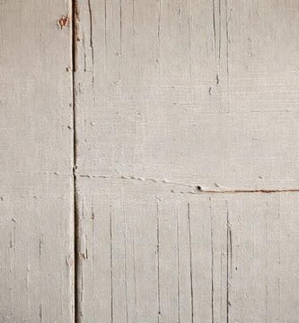 Pintura descolorida en pared envejecida