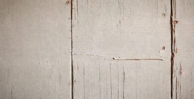 Pintura descolorida en pared envejecida