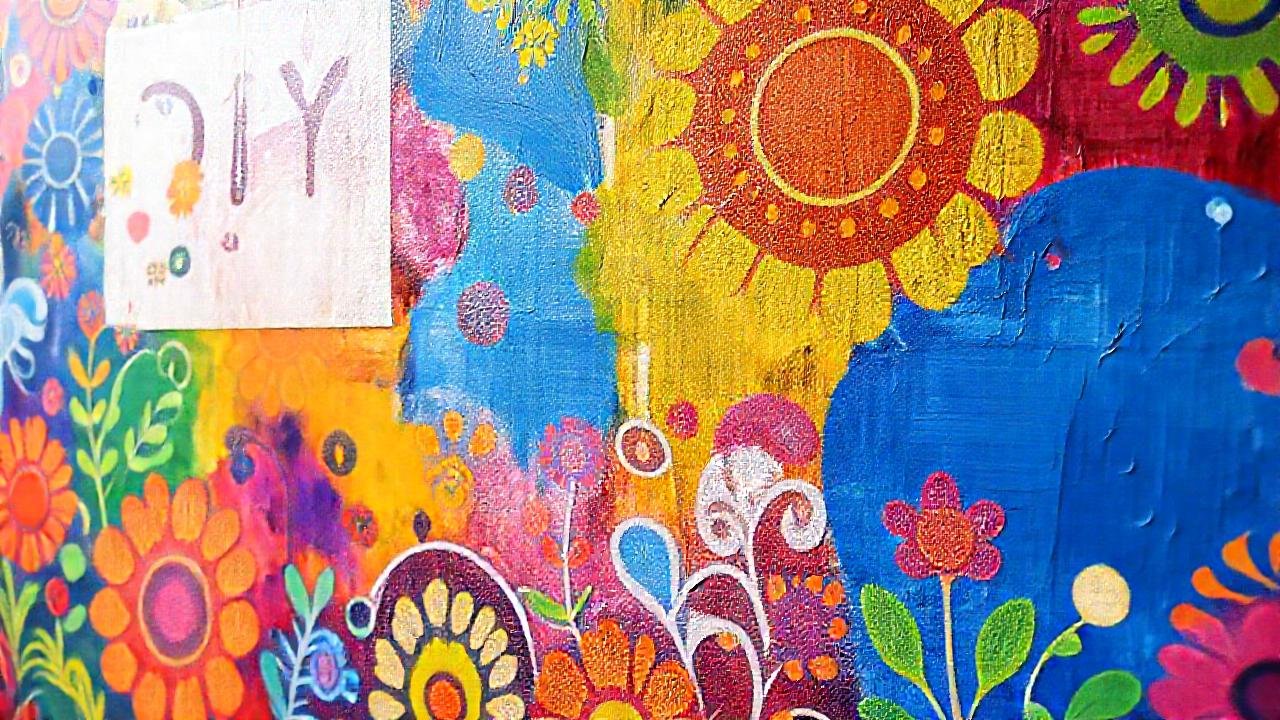 Un mural colorido y creativo se pinta