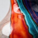 Un jarrón cerámico brillante y colorido