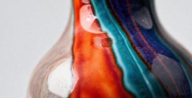 Un jarrón cerámico brillante y colorido